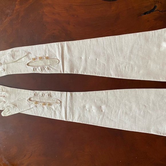 White leather evening gloves and Small Sequins clutch purse - Picture 13 of 15